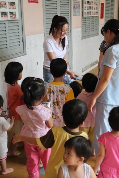 Vy Oanh tặng cặp sách trẻ em mồ côi đến trường - 11 Sau đó, Vy Oanh tới thăm và tặng quà cho các em bé khuyết tật tại trung tâm