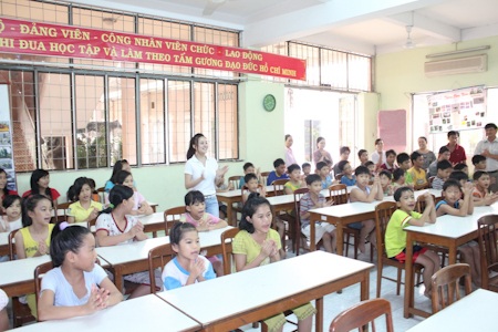 Vy Oanh tặng cặp sách trẻ em mồ côi đến trường - 2 Vy Oanh bắt nhịp cho các em cùng hát