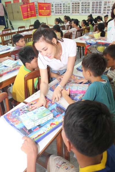 Vy Oanh tặng cặp sách trẻ em mồ côi đến trường - 4 Cô tặng những món quà ý nghĩa giúp trẻ mồ côi đến trường
