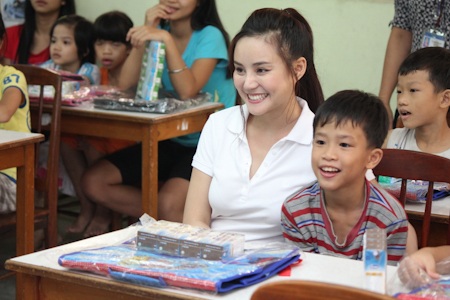 Vy Oanh tặng cặp sách trẻ em mồ côi đến trường - 6 Chụp hình lưu niệm với các em