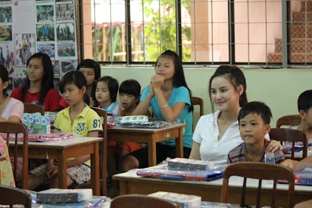 Vy Oanh tặng cặp sách trẻ em mồ côi đến trường - 7 Chụp hình lưu niệm với các em