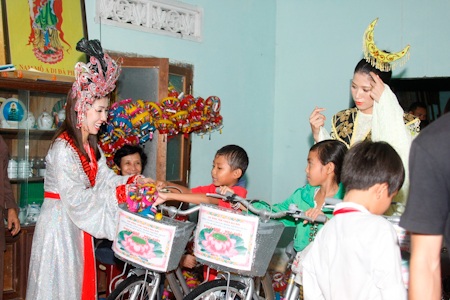 Trang Trần đội mưa làm Chị Hằng - 11 Các em vui mừng với món quà ý nghĩa