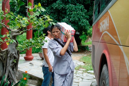 Trang Trần đội mưa làm Chị Hằng - 1 Đến xã Vạn Ninh từ khá sớm, Trang Trần tự tay chuyển đồ xuống khỏi xe