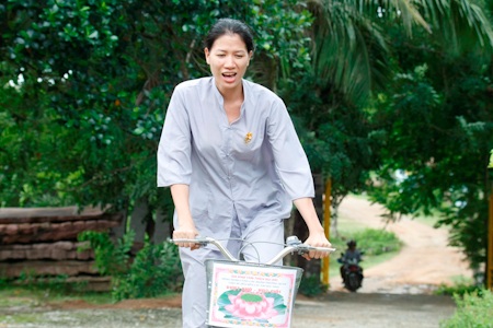 Trang Trần đội mưa làm Chị Hằng - 5 Thậm chí cô còn chạy thử để thẩm định chất lượng