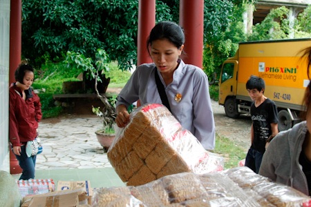 Trang Trần đội mưa làm Chị Hằng - 2 Đến xã Vạn Ninh từ khá sớm, Trang Trần tự tay chuyển đồ xuống khỏi xe