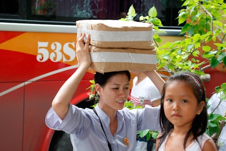 Trang Trần đội mưa làm Chị Hằng - 3 Đến xã Vạn Ninh từ khá sớm, Trang Trần tự tay chuyển đồ xuống khỏi xe