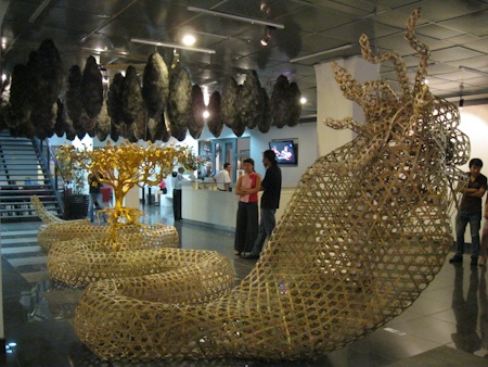 Trở về ký ức tuổi thơ với triển lãm sắp đặt - 1 Ng