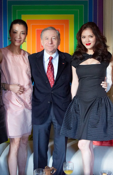 Ông Jean Todt giữa hai người đẹp