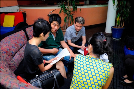 Mr Đàm làm ông trùm chân dài - 6 Đạo diễn Lê Vi Mỹ đang dặn dò các diễn viên