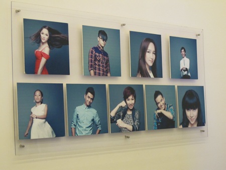 Khám phá ngôi nhà chung của các thí sinh Idol - 3 Trên cửa là hình ảnh các thí sinh của cuộc thi