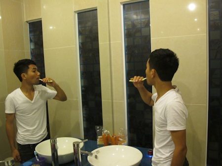 Khám phá ngôi nhà chung của các thí sinh Idol - 4 Ya Suy rất thích phòng tắm vì có... gương to
