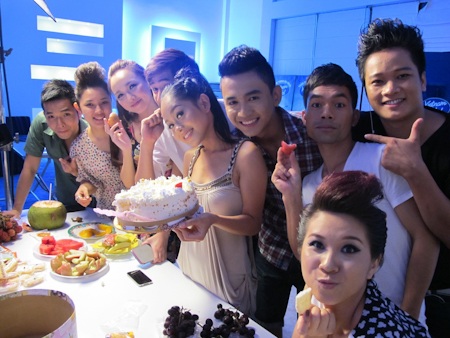 Khám phá ngôi nhà chung của các thí sinh Idol - 9 Sau đêm gala thứ 2, các thí sinh đã tổ chức một bữa tiệc sinh nhật cho Hoàng Quyên