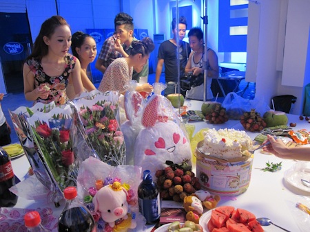 Khám phá ngôi nhà chung của các thí sinh Idol - 8 Sau đêm gala thứ 2, các thí sinh đã tổ chức một bữa tiệc sinh nhật cho Hoàng Quyên