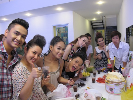 Khám phá ngôi nhà chung của các thí sinh Idol - 10 Sau đêm gala thứ 2, các thí sinh đã tổ chức một bữa tiệc sinh nhật cho Hoàng Quyên