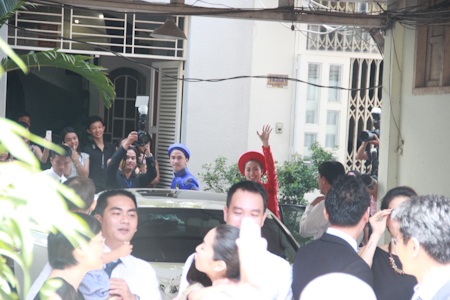 Hà Tăng rạng ngời trong lễ rước dâu