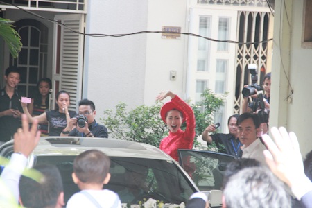 Hà Tăng rạng ngời trong lễ rước dâu