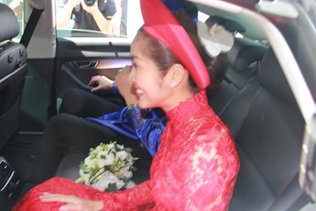 Hà Tăng rạng ngời trong lễ rước dâu