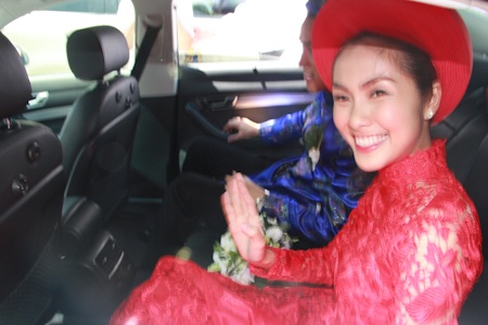 Hà Tăng rạng ngời trong lễ rước dâu