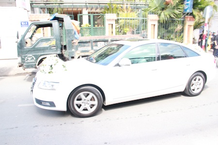 Louis Nguyễn rước dâu bằng một chiếc xe màu trắng sang trọng