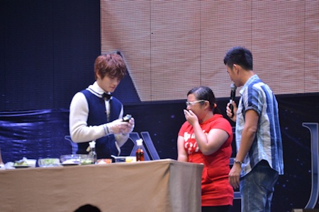 Mỹ nam xứ Hàn Kim Jae joong giấu son môi trong túi xách - 12 Các fan tỏ ra phấn khích khi được thần tượng đút cho ăn