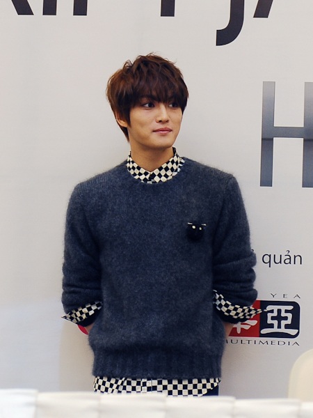 Mỹ nam xứ Hàn Kim Jae joong giấu son môi trong túi xách - 4 Mỹ nam xứ Hàn Kim Jae Joong tại buổi họp báo chiều 10/11