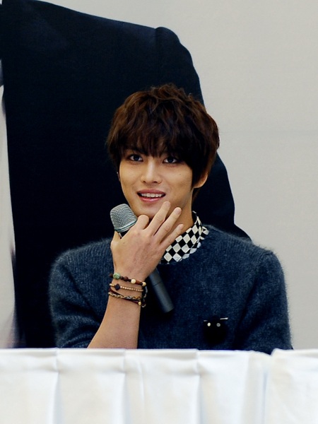 Mỹ nam xứ Hàn Kim Jae joong giấu son môi trong túi xách - 5 Mỹ nam xứ Hàn Kim Jae Joong tại buổi họp báo chiều 10/11