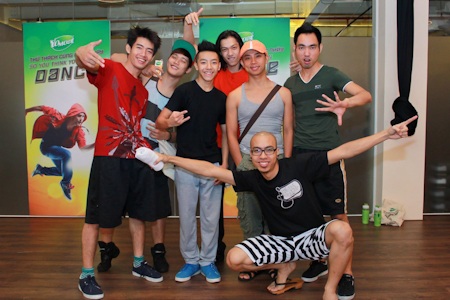 Lê Hoàng lại ngồi “ghế nóng” - 2 Các thí sinh đang luyện tập hết mình cho phần thi vào tối thứ 7 tới đây