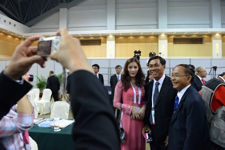 Ngắm Lý Nhã Kỳ diện áo dài cách điệu tại Ma Cao - 8 Cô chụp hình chung với đại biểu các nước