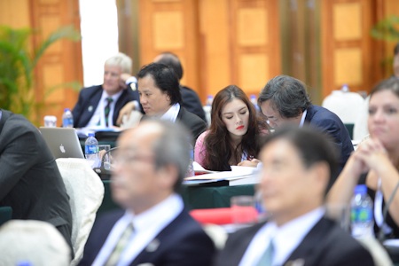 Ngắm Lý Nhã Kỳ diện áo dài cách điệu tại Ma Cao - 3 Đại sứ du lịch Việt Nam Lý Nhã Kỳ tại buổi bỏ phiếu