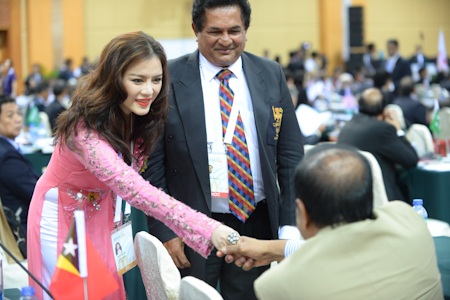 Ngắm Lý Nhã Kỳ diện áo dài cách điệu tại Ma Cao - 9 Cô cũng tranh thủ chào hỏi và làm quen với đại biểu các nước khác
