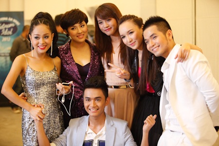 Mỹ Tâm quá lạ với tóc mới - 16 Các thí sinh Idol trước giờ biểu diễn