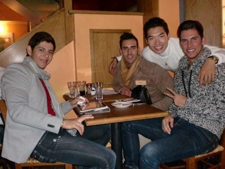 Cùng ngày, anh được thưởng thức một show diễn tại đây