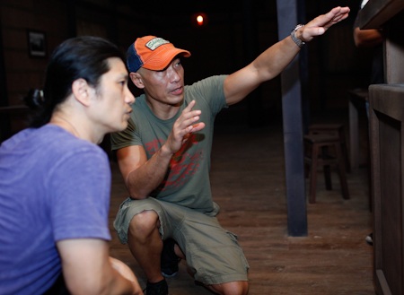 Roger Yuan “trầy trật” với tiếng Việt - 3 Roger Yuan và Dustin Nguyễn bàn bạc rất kỹ trước khi bắt đầu một cảnh quay