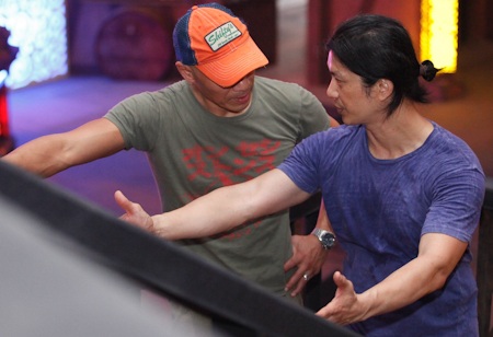 Roger Yuan “trầy trật” với tiếng Việt - 4 Roger Yuan và Dustin Nguyễn bàn bạc rất kỹ trước khi bắt đầu một cảnh quay