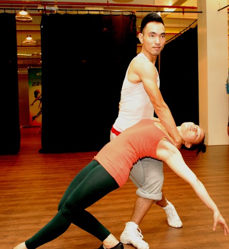 Thảo Uyên gặp chấn thương nghiêm trọng, Huỳnh Mến trở lại - 2 Xuân Chiến đang tập với bạn nhảy với là Huỳnh Mến