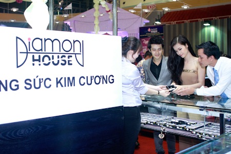 Hoa hậu Thu Thảo rực rỡ váy đỏ - 12 Cũng trong Hội chợ trang sức quốc tế, Thu Thảo đã gặp hai người bạn Đông Nhi và Ông Cao Thắng