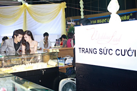 Hoa hậu Thu Thảo rực rỡ váy đỏ - 15 Lần này thì cả hai đã hài lòng với lựa chọn của mình