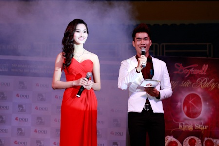Hoa hậu Thu Thảo rực rỡ váy đỏ - 1 Khán giả hào hứng với sự xuất hiện của Hoa hậu Thu Thảo