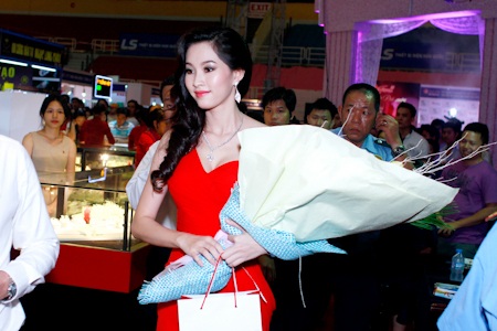 Hoa hậu Thu Thảo rực rỡ váy đỏ - 4 Ngay khi xuất hiện, cô đã khiến cánh bảo vệ phải làm việc rất vất vả
