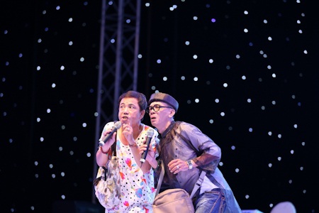 Nhóm hài Hồng Tơ cũng tham gia biểu diễn miễn phí cho sinh viên