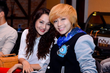 Thuý Vinh vác bụng bầu đến mừng Ngô Kiến Huy - 5 Bảo Anh và thành viên nhóm X5 Gil Lê cũng đến chung vui với Khổng Tú Quỳnh và Ngô Kiến Huy.