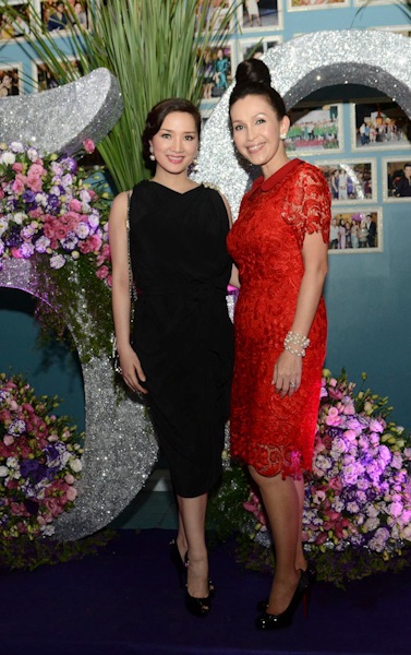 Diễm My trẻ trung trong tiệc sinh nhật lần thứ 50 bên bạn bè - 6 Cặ