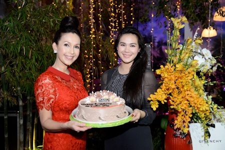 Diễm My trẻ trung trong tiệc sinh nhật lần thứ 50 bên bạn bè - 7 Diễm My và cô con gái cưng