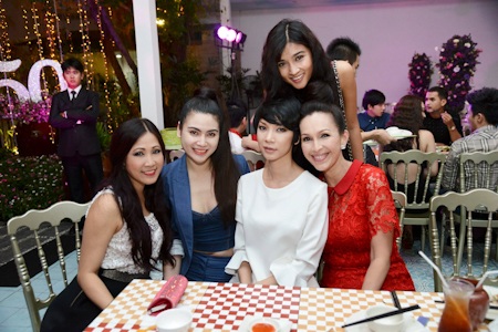 Diễm My trẻ trung trong tiệc sinh nhật lần thứ 50 bên bạn bè - 16 Diễm My hạnh phúc trong vòng tay bạn bè