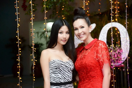 Diễm My trẻ trung trong tiệc sinh nhật lần thứ 50 bên bạn bè - 10 Diễm My 9X và Diễm My 6X
