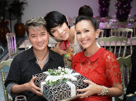 Diễm My trẻ trung trong tiệc sinh nhật lần thứ 50 bên bạn bè - 14 Đàm Vĩnh Hưng đích thân gói quà tặng Diễm My