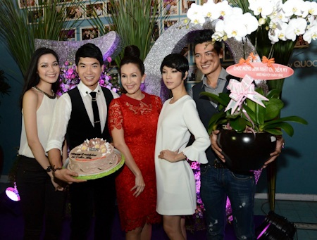 Diễm My trẻ trung trong tiệc sinh nhật lần thứ 50 bên bạn bè - 2 Thân Thuý Hà đến từ rất sớm