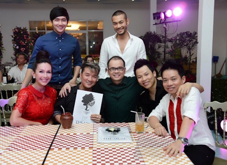 Diễm My trẻ trung trong tiệc sinh nhật lần thứ 50 bên bạn bè - 15 Diễm My hạnh phúc trong vòng tay bạn bè