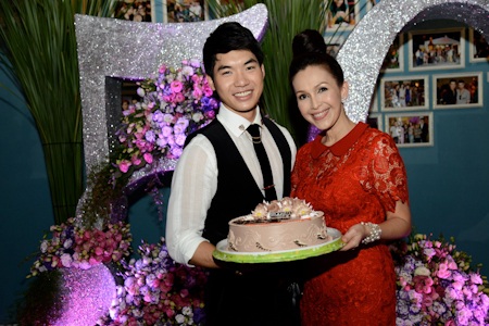 Diễm My trẻ trung trong tiệc sinh nhật lần thứ 50 bên bạn bè - 3 Trương Nam Thành và Diễm My