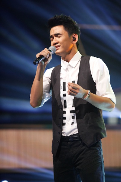 Thanh Tùng trình diễn